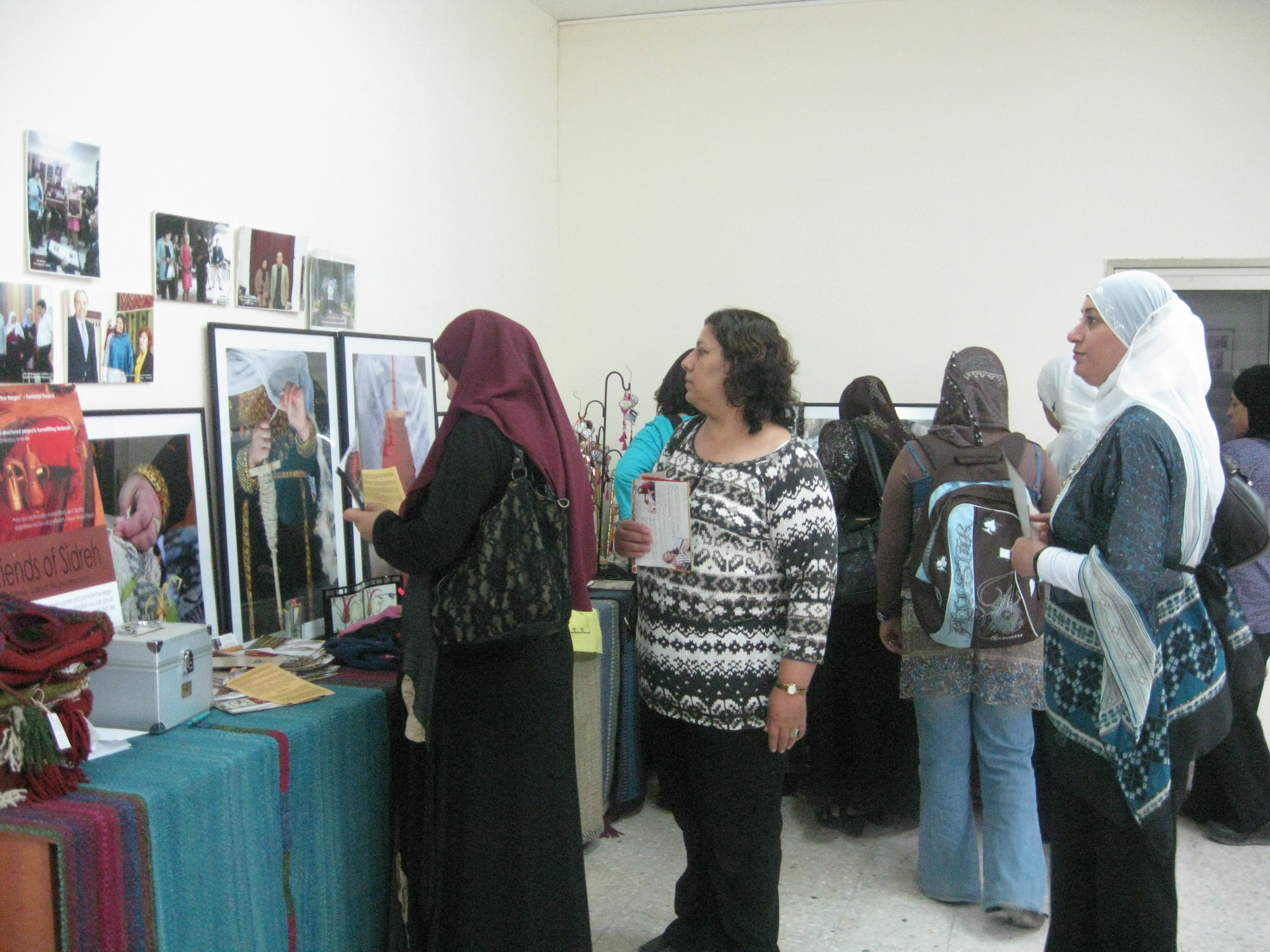 منتدى مجموعات النساء في جمعية "نساء ضد العنف" يعقد لقاءه على أرض قرية العراقيب متضامنا 